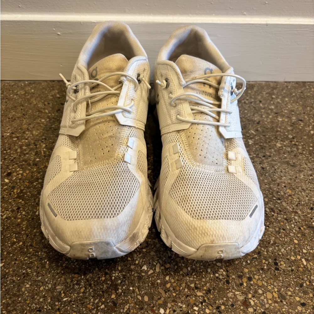 Cloud 5 athletic shoes